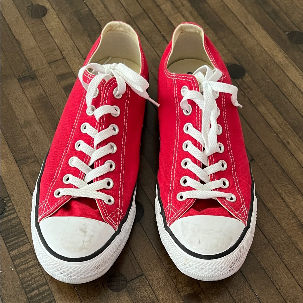 Converse Bold Red Canvas Sneakers with White Details❤️❤️❤️
